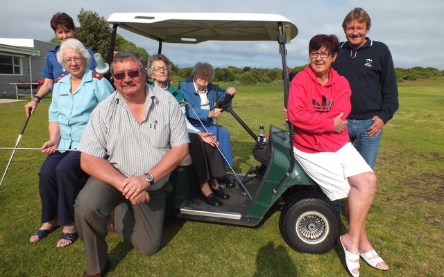  Vlnr is Anita van Dyk, Suster Linda Meyer, John van Rooyen, Jannie Brandt en Leon Hattingh, met vlnr in die gholfkarretjie Smittie van Rensburg (86) en Winnie Steenkamp (95)